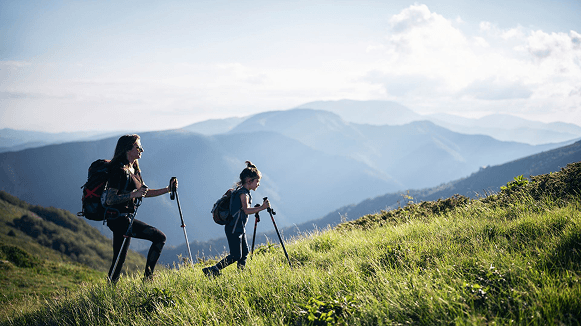 Mutter wandert mit Kind